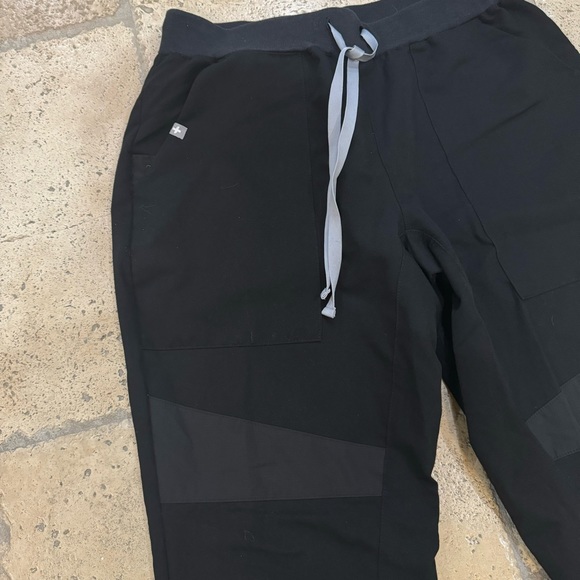 LIMITED EDITION FIGS Venice Jogger Scrub Pants in Black Size Small - Picture 3 of 5